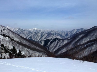 左に猫ヶ洞、白いのが高丸（左）と烏帽子岳