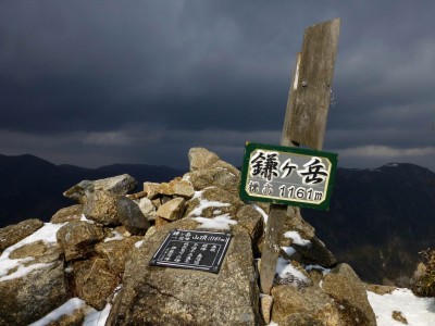 １／２の鎌山頂の様子－確かに雪が少ないです
