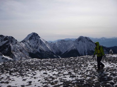 P1010764_1.jpg (271.53 KiB) 閲覧された回数 3805 回 硫黄岳頂上から見た赤岳(左)と阿弥陀岳(右)