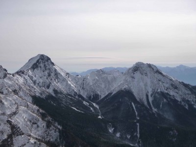赤岳（左）と阿弥陀岳（右）