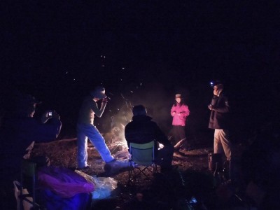 焚火を囲んで…（12日）