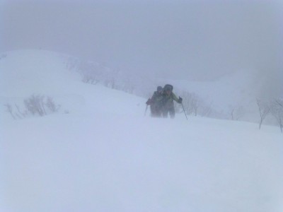 吹雪の中を登山者はやってきます
