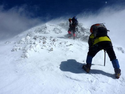 硫黄岳直下にて強風に耐える