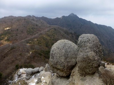 水沢岳の先のガレ場から鎌ヶ岳を望む
