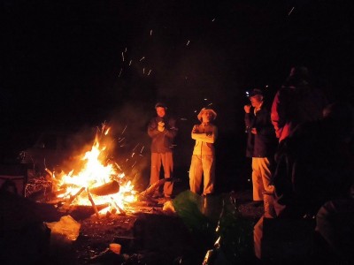 焚火を前にした大姉御と両脇のシモベ。