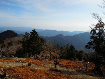 嘉茂助への稜線風景。