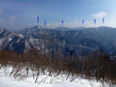 蕎麦粒山、五蛇池山、黒津山、天狗山、権現山、湧谷山と並ん<br />でいる