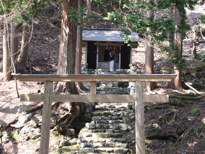 茨川の神社（御神体は木で彫られた能面）