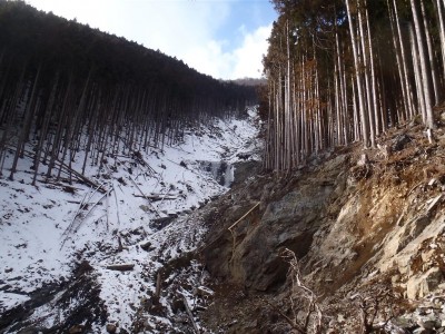 行きはあの滝の上を渡った。
