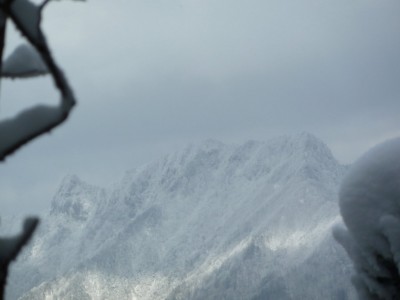 望遠で捉えた稲村と大日