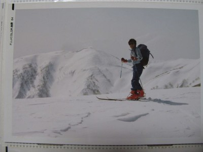 IMG_4911-s.JPG (23.57 KiB) 閲覧された回数 9613 回 イソクラをバックに若かりしたんぽぽスキーヤー