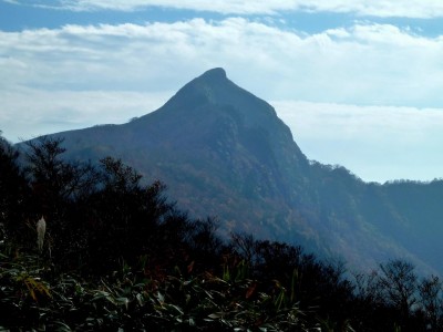 冠山峠から冠山を眺望する