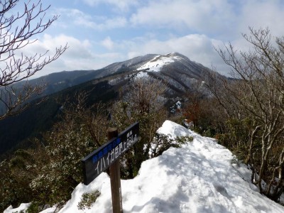 P1000436.JPG (267.9 KiB) 閲覧された回数 9289 回 イハイガ岳から綿向山を望む