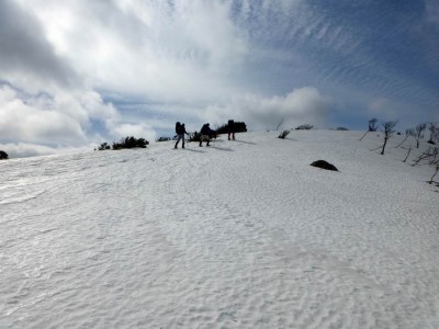 イハイガ岳から綿向山への雪の稜線を行く