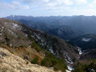 ガレ場から鎌ヶ岳以南の鈴鹿山脈の眺望