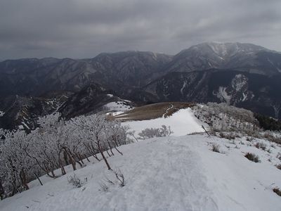 北峰からイハイガ岳へ向かう稜線