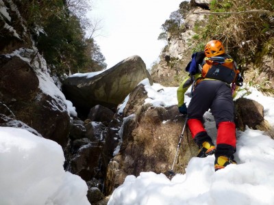 P1000194.JPG (257.52 KiB) 閲覧された回数 1996 回 三角岩(潜り岩)を乗り越える