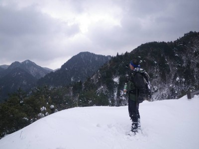 ７７７峰（中央）と二子山（左）