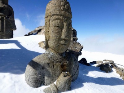 剣ヶ峰山頂にある石像－癒されますね
