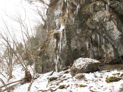 IMG_6835.jpg (435.81 KiB) 閲覧された回数 4718 回 嵓の下を歩く