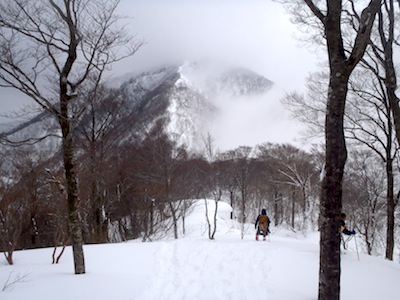 険しい稜線が姿を現す