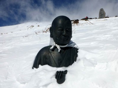 雪まみれの行者－寒そうですね