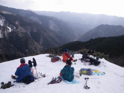 イハイガ岳への稜線でのランチタイム