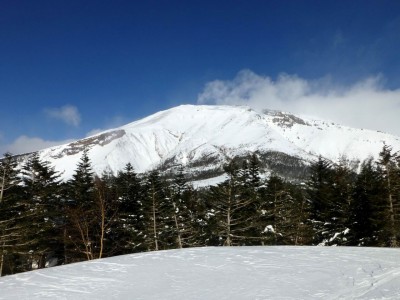 田の原登山口手前から御嶽山を望む