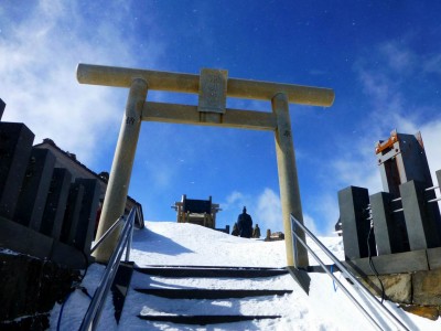 剣ヶ峰山頂にある鳥居