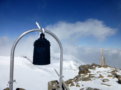 剣ヶ峰山頂の平和の鐘