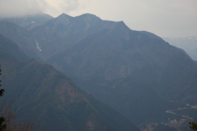 右下に蓮ダム管理事務所が見えます。冬なら滝のホンの一部が、この事務所のチョイ下の道で見えます。