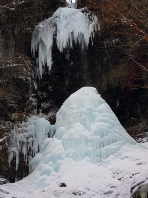 天蓋と青い巨大な氷筍。