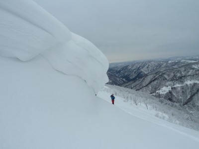 雪庇の下から