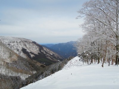 奥・迷岳と左・ヒキウスの山塊。