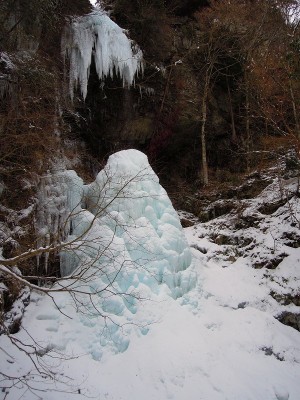 横から見た氷筍。