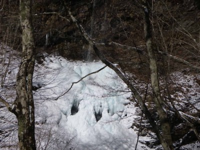 13 02 16_5906.jpg (430.88 KiB) 閲覧された回数 6097 回 奥峰滝(不動滝)下部の氷筍
