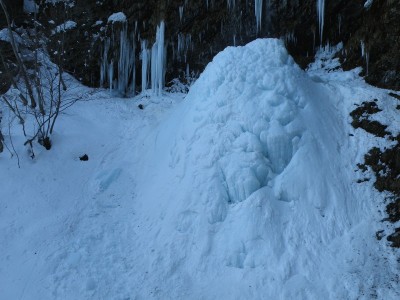 一昨年の奥峰滝(不動滝)の氷筍はこんなだった。
