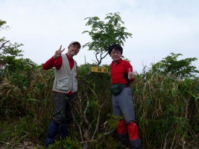 P1050106.JPG (229.38 KiB) 閲覧された回数 11921 回 ヤブの中にある三国岳山頂(2012/6/24)