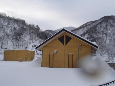 真新しい「二ツ屋導水施設」の後の尾根