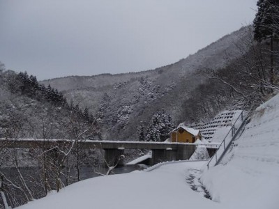 施設を反対の鉄階段から見る