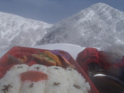 右にニセピークを見ながら腹ごしらえ