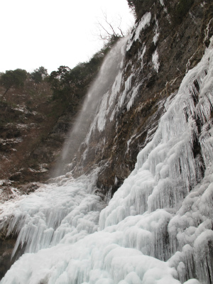 天から滝が降りそそぐ