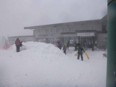 こんな吹雪でも山頂は大賑わい