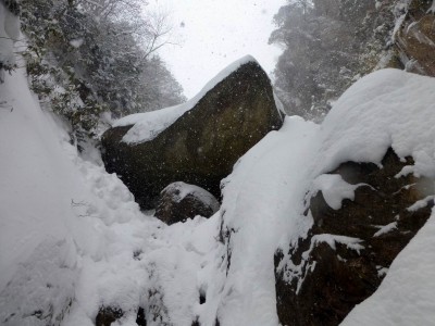 P1010080.JPG (210.14 KiB) 閲覧された回数 3704 回 三角岩(潜り岩)