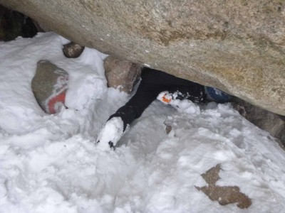 穴を潜る先行者