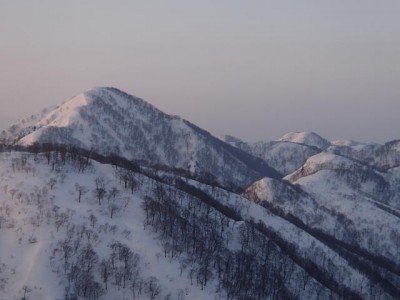 P3090768_640.jpg (32.67 KiB) 閲覧された回数 5758 回 前回昼食としたニセピーク下で、朝日を受け始めた三周ヶ岳後方のちょこっと頭の見える夜叉ヶ丸を望む。スノー衆は何時頃になるのかな?