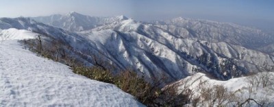 P3090797_640.jpg (32.18 KiB) 閲覧された回数 5758 回 自信がないながらも奥の三つのピークは右から上谷・三周・烏帽子、三周手前に美濃俣、そしてその後は小さく夜叉ヶ丸かな三国かな。