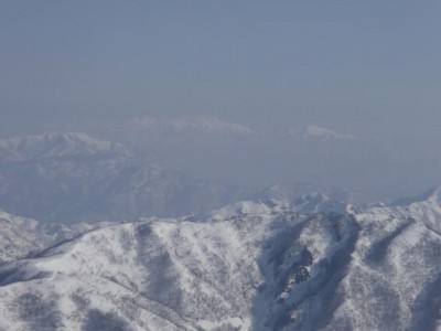 P3090808_640.jpg (23.15 KiB) 閲覧された回数 5758 回 またしてものコンビ二弁当を食べていると、あ、正面に白山み~っけ