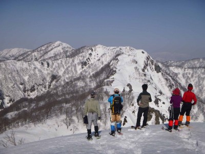 三周ヶ岳を望むヤブメン達
