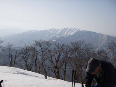 はるかに上谷山を望む